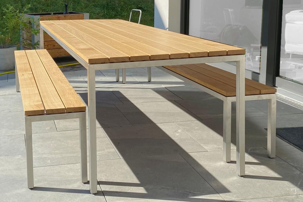 Gartentisch mit Holzlatten und Chromstahltischgestell