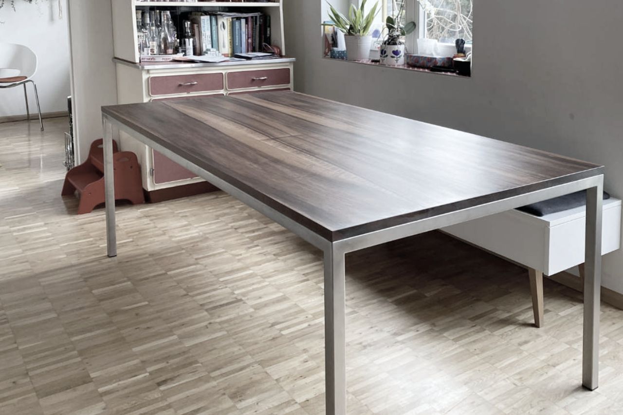 Tisch aus Nussbaumholz mit einem Metalltischgestell